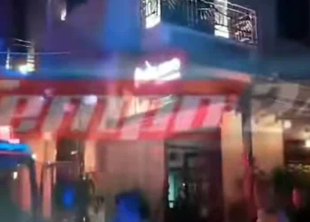 Πάτρα: Πανικός από πυρκαγιά σε στέγη εστιατορίου -Πετάχτηκαν έξω, απομάκρυναν τους πελάτες [βίντεο]