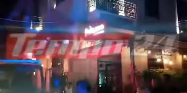 Πάτρα: Πανικός από πυρκαγιά σε στέγη εστιατορίου -Πετάχτηκαν έξω, απομάκρυναν τους πελάτες [βίντεο]