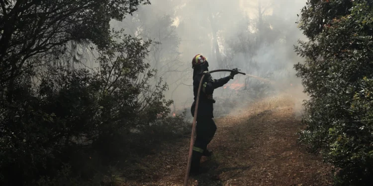 Απίστευτο: Έκλεψαν πυροσβέστη καθώς εκείνος επιχειρούσε στο μέτωπο της φωτιάς στη Ρόδο!