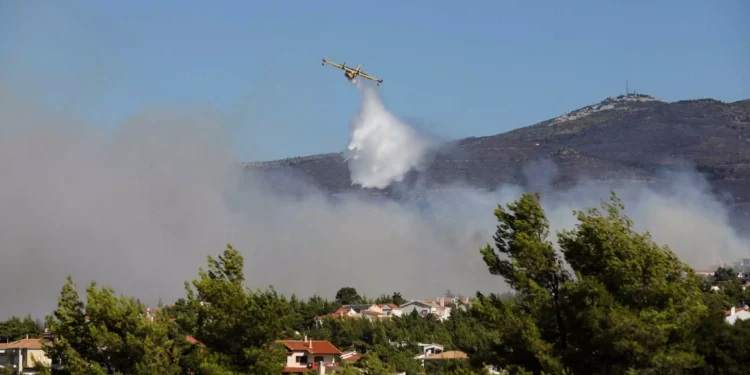 Επεσε Canadair στην Κάρυστο, ενώ επιχειρούσε στη φωτιά (video)