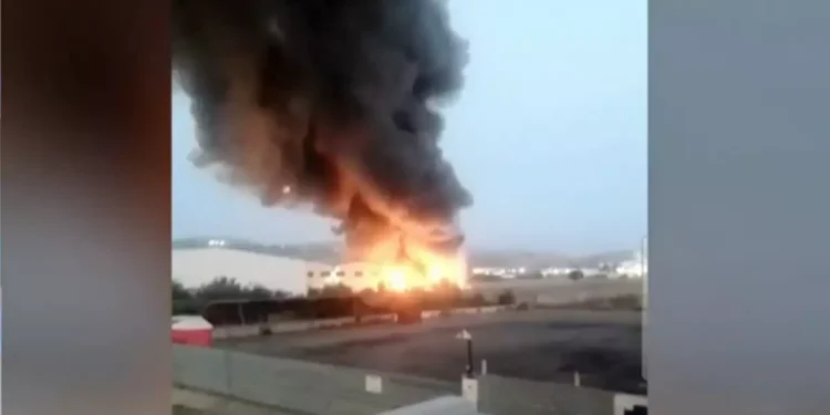 Μεγάλη φωτιά σε εργοστάσιο στα Οινόφυτα