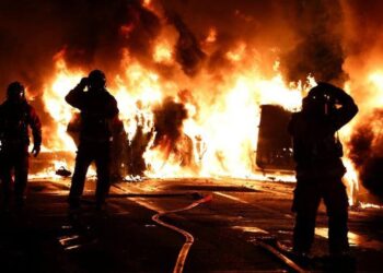 Γαλλία: Μαίνονται οι ταραχές – Λεηλασίες καταστημάτων, πυρπολισμοί και εκατοντάδες προσαγωγές