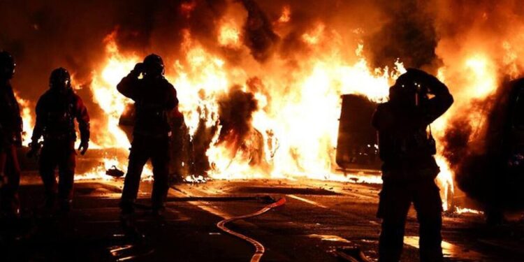 Γαλλία: Μαίνονται οι ταραχές – Λεηλασίες καταστημάτων, πυρπολισμοί και εκατοντάδες προσαγωγές