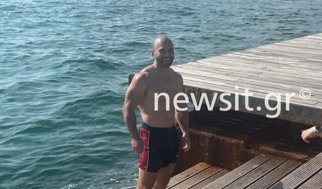 Θεσσαλονίκη: Γερμανός τουρίστας βούτηξε στο Θερμαϊκό (Βίντεο)