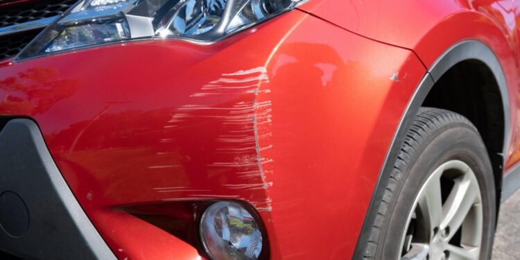 Πώς μπορείς να απαλλαχθείς από τις γρατζουνιές του αυτοκινήτου σου με μόλις 1 ευρώ – Το άγνωστο κόλπο