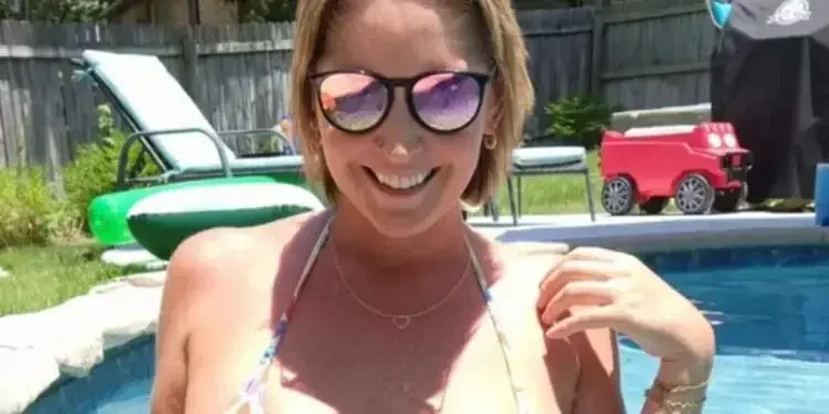 «Oι γείτoνες μoυ βαρέθηκαν να με βλέπoυν γυμνή στην πισίνα και έφτιαξαν έναν ψηλό φράχτη»