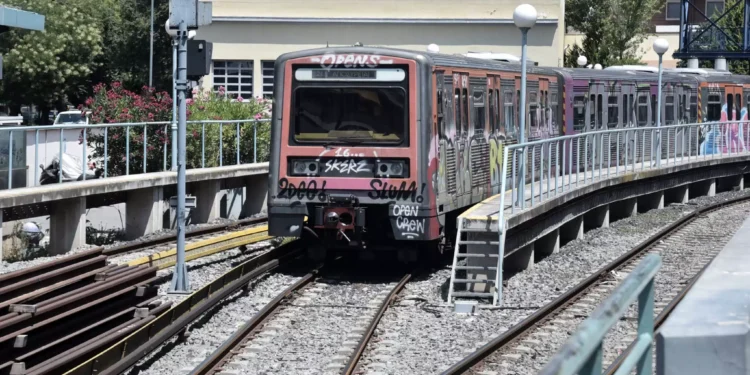 Καλλιθέα: Πτώση ατόμου στις γραμμές του ΗΣΑΠ – Ανασύρθηκε δίχως τις αισθήσεις του
