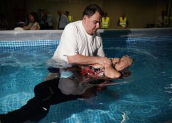 Η μέρα που οι μάρτυρες του Ιεχωβά βαφτίστηκαν στην Αθήνα