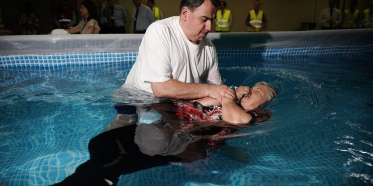 Η μέρα που οι μάρτυρες του Ιεχωβά βαφτίστηκαν στην Αθήνα