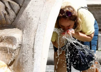 Financial Times: Η Ευρώπη ζεματάει και παλεύει να προσαρμοστεί σε θερμοκρασίες ρεκόρ