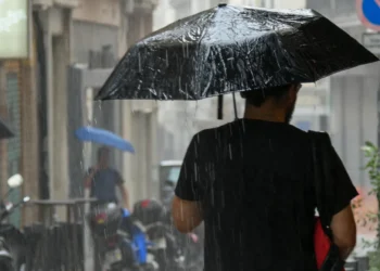 Καιρός: Υποχωρεί ο καύσωνας, ραγδαία πτώση θερμοκρασίας ως 14 βαθμούς -Πού θα έχει μπουρίνια