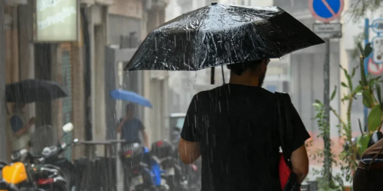 Καιρός: Υποχωρεί ο καύσωνας, ραγδαία πτώση θερμοκρασίας ως 14 βαθμούς -Πού θα έχει μπουρίνια