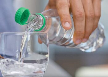 Περιβάλλον: Γιατί άλλαξαν τα καπάκια στα πλαστικά μπουκάλια