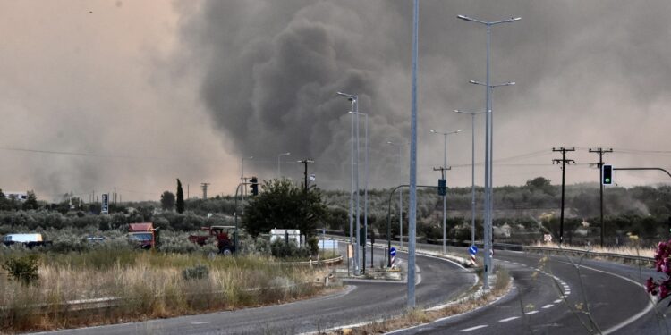 Νέα Αγχίαλος: Ζώνη απαγόρευσης κυκλοφορίας τρία χιλιόμετρα από το σημείο των εκρήξεων με μήνυμα του 112
