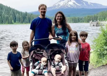 Ζευγάρι γέννησε τρεις φορές δίδυμα σε 5 χρόνια και περιγράφει τη ζωή του με έξι μικρά παιδιά