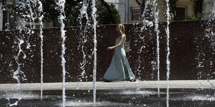 Καύσωνας: «Λιώνει» η χώρα με θερμοκρασία 45 βαθμών Κελσίου – Επικαιροποίηση του έκτακτου δελτίου της ΕΜΥ