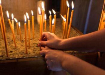 Λάρισα: Πιστή παραλίγο να βάλει φωτιά σε παρεκκλήσι ανάβοντας 58 κεριά