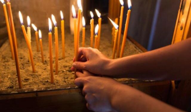 Λάρισα: Πιστή παραλίγο να βάλει φωτιά σε παρεκκλήσι ανάβοντας 58 κεριά