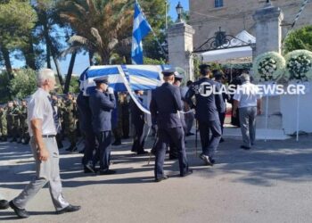 Χρήστος Μουλάς: Το τελευταίο «αντίο» στον κυβερνήτη του Καναντέρ – Έφτασε η σορός του στην εκκλησία