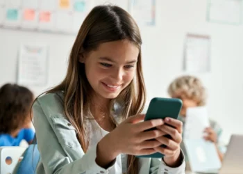 Unesco: Έκκληση να απαγορευτούν τα κινητά στα σχολεία όλου του κόσμου