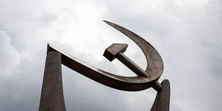 ΚΚΕ: Άνδρας με τσεκούρι και βαριοπούλα προκάλεσε φθορές έξω από τα γραφεία στον Περισσό