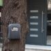 Θεσσαλονίκη: Έβαλε θήκη για κλειδιά AirBnb σε… δέντρο στο «καράκεντρο» (ΦΩΤΟ)