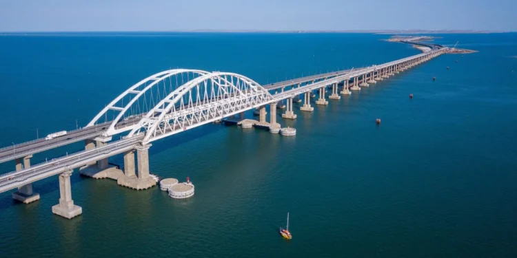 Γέφυρα τη Κριμαίας: Διεκόπη προσωρινά η κυκλοφορία των οχημάτων-Αναφορές για επίθεση με drone