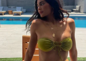 Η Κάιλι Τζένερ το παραδέχτηκε: Εκανε πλαστική στήθους -Γιατί το μετανιώνει [εικόνες]