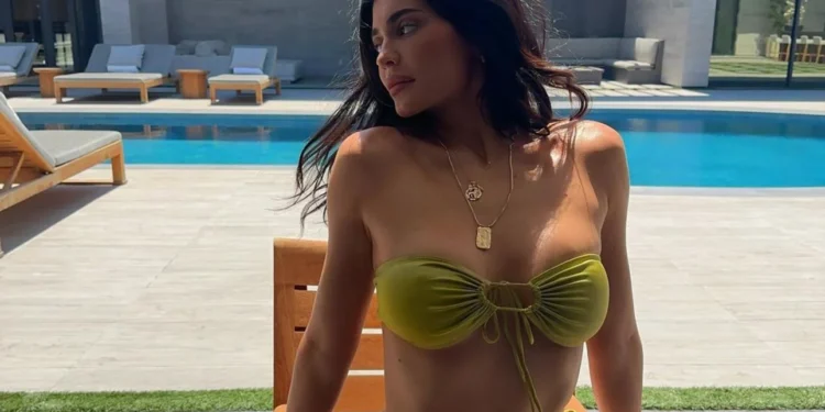 Η Κάιλι Τζένερ το παραδέχτηκε: Εκανε πλαστική στήθους -Γιατί το μετανιώνει [εικόνες]