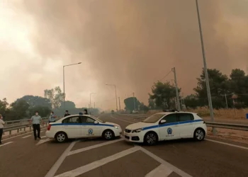 Φωτιά στη Μάνδρα: Κάτοικοι στη Νέα Ζωή αρνούνται να εκκενώσουν, ένταση με αστυνομικούς
