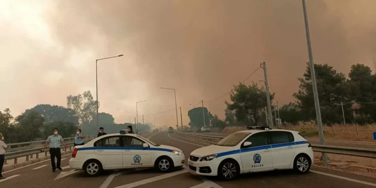 Φωτιά στη Μάνδρα: Κάτοικοι στη Νέα Ζωή αρνούνται να εκκενώσουν, ένταση με αστυνομικούς