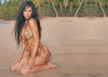 Η Μέγκαν Φοξ στην πιο σέξι φωτογράφιση ever -Ολόγυμνη, φορώντας διάφανο βρεγμένο φόρεμα [εικόνες]