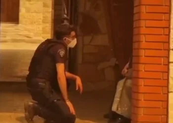 Καρέ καρέ η προσπάθεια των αστυνομικών να εκκενώσουν μοναστήρι με μοναχές στη Μάνδρα – Ψέλνουν βλέποντας τη φωτιά