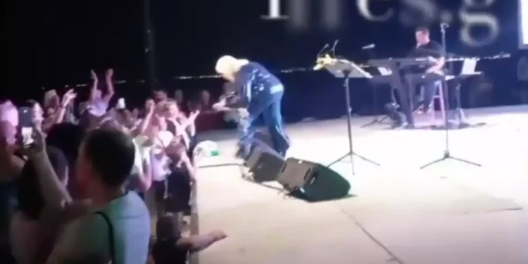 Μπέσσυ Αργυράκη: Έπεσε από τη σκηνή και τραυματίστηκε η τραγουδίστρια – Η στιγμή του ατυχήματος σε συναυλία στη Θεσσαλονίκη