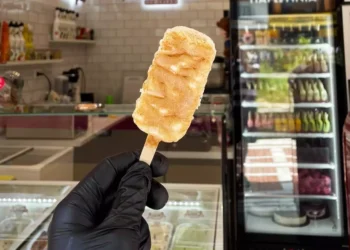 Θεσσαλονίκη: Η μπουγάτσα έγινε παγωτό ξυλάκι και κάνει θραύση