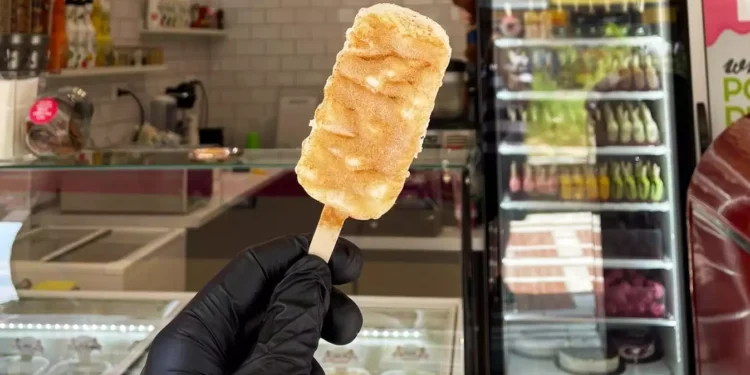 Θεσσαλονίκη: Η μπουγάτσα έγινε παγωτό ξυλάκι και κάνει θραύση