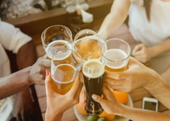 Το κόλπο του καλοκαιριού: Πώς θα παγώσεις την μπύρα σου σε λιγότερο από 10 λεπτά