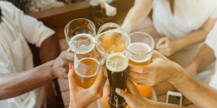 Το κόλπο του καλοκαιριού: Πώς θα παγώσεις την μπύρα σου σε λιγότερο από 10 λεπτά