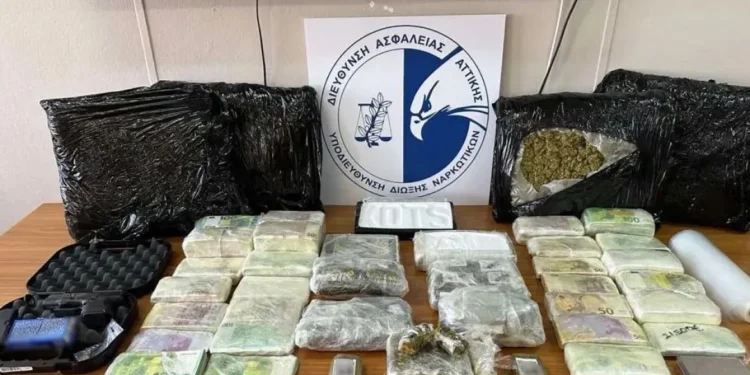 Αθήνα: Αστυνομικός σκύλος εντόπισε ναρκωτικά (βίντεο)