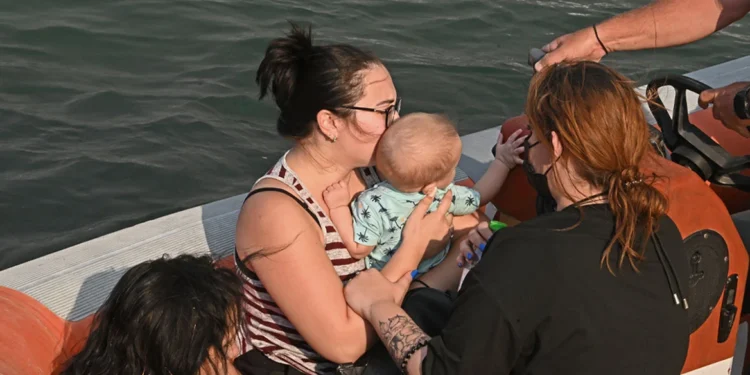 Φωτιά στη Μαγνησία: Εκκενώνεται από τη θάλασσα η Αγχίαλος – Φεύγουν με τα μωρά αγκαλιά