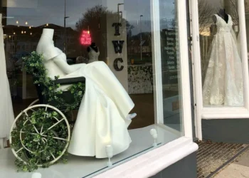 Οίκος νυφικών βάζει αναπηρικό αμαξίδιο στη βιτρίνα του και ενθουσιάζει με την κίνησή του