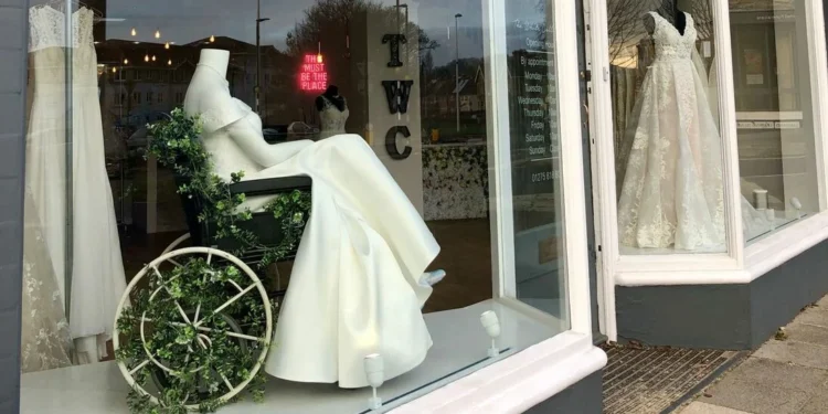 Οίκος νυφικών βάζει αναπηρικό αμαξίδιο στη βιτρίνα του και ενθουσιάζει με την κίνησή του