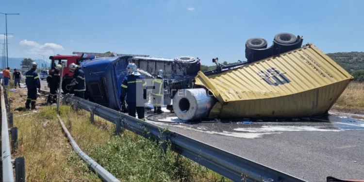 Βόλος: Τροχαίο με ανατροπή νταλίκας -Σταμάτησε η κυκλοφορία στην εθνική οδό