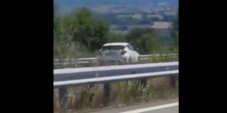 Συγκλονιστικό βίντεο: Αυτοκίνητο κινείται με ιλιγγιώδη ταχύτητα ανάποδα στην Εγνατία Οδό