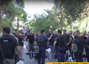 Αθήνα: Γυναίκα απειλεί να πέσει στο κενό διότι το σπίτι της βγαίνει σε πλειστηριασμό(Βίντεο)