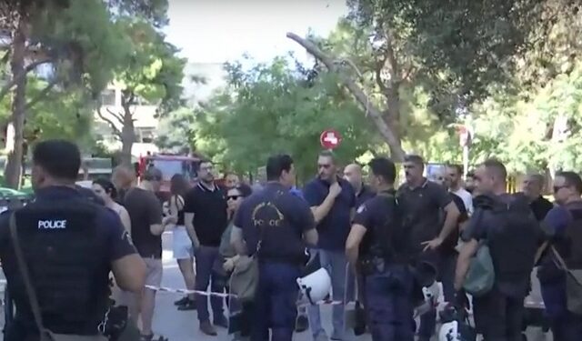 Αθήνα: Γυναίκα απειλεί να πέσει στο κενό διότι το σπίτι της βγαίνει σε πλειστηριασμό(Βίντεο)