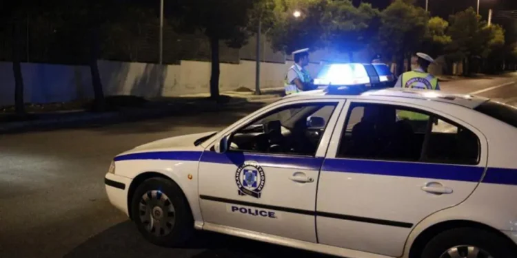 Σάτυρος αυνανιζόταν απέναντι από παιδική χαρά στη Λάρισα