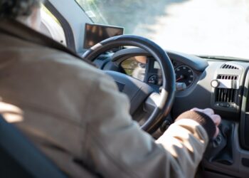 Βόλος: Ηλικιωμένος οδηγούσε «τύφλα» στο μεθύσι και έπεσε σε σταθμευμένο οχήμα