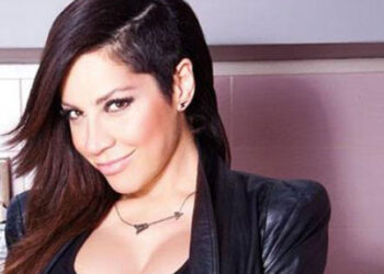 H Μαριάντα Πιερίδη με μπικίνι στη Βουλιαγμένη -Το stylish μαγιό της και οι «πέτρα» κοιλιακοί