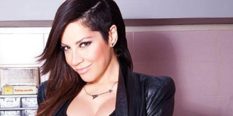 H Μαριάντα Πιερίδη με μπικίνι στη Βουλιαγμένη -Το stylish μαγιό της και οι «πέτρα» κοιλιακοί